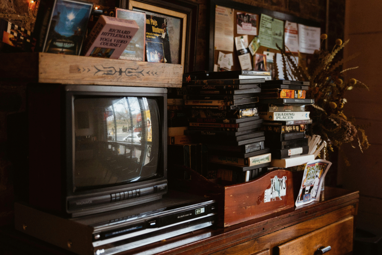 Povo marcado, povo feliz 1 Questiono se estamos realmente informados ou apenas manipulados pela histeria digital que substituiu nossa capacidade de pensar por conta própria