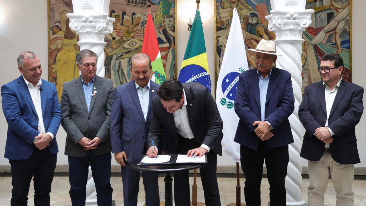 STF homologa acordo histórico entre Paraná e Santa Catarina após 34 anos de disputa 4 STF homologa acordo que põe fim à disputa de 34 anos entre Paraná e Santa Catarina sobre royalties de petróleo, com pagamento em obras viárias.