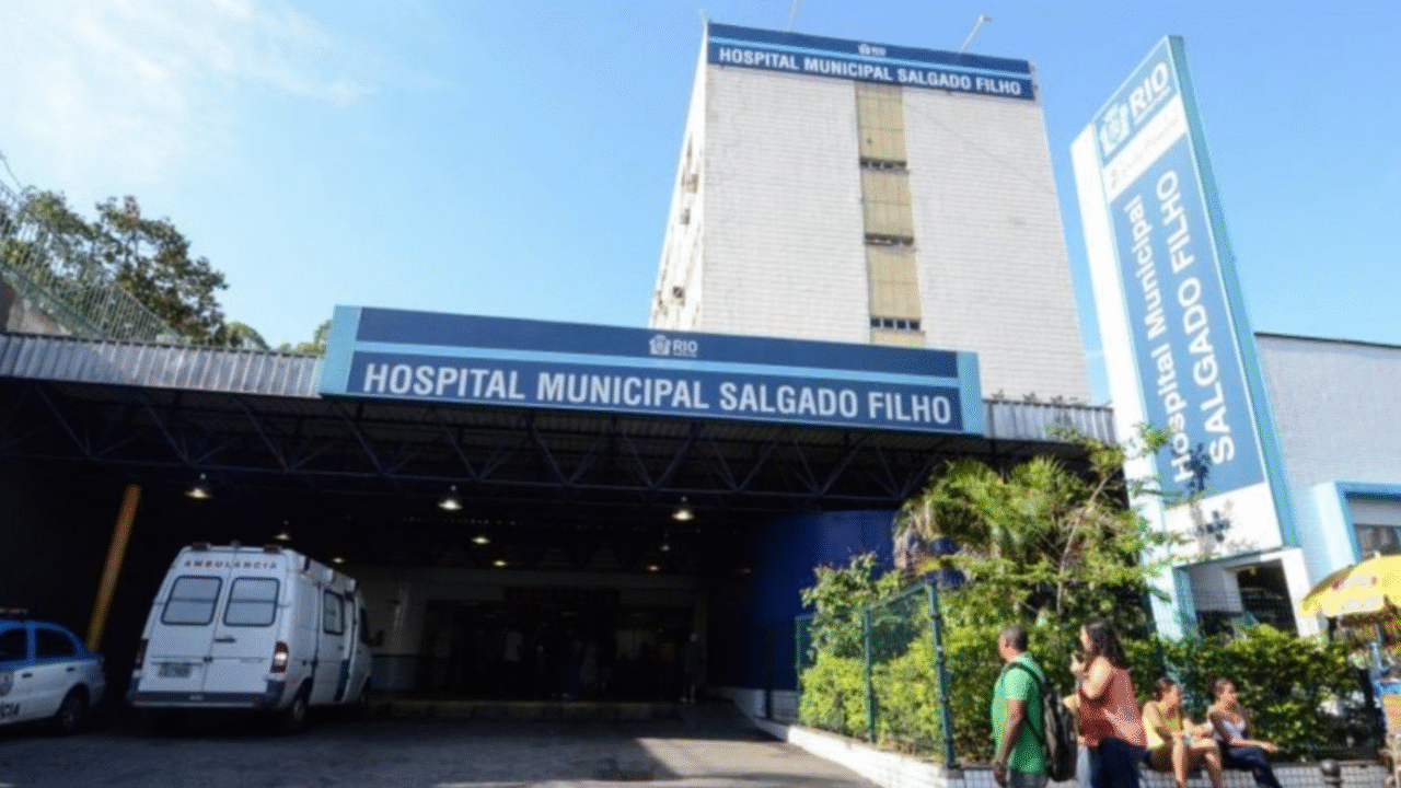 Polícia encontra quatro corpos mumificados em necrotério do Hospital Salgado Filho, no Rio, durante investigação sobre irregularidades.
