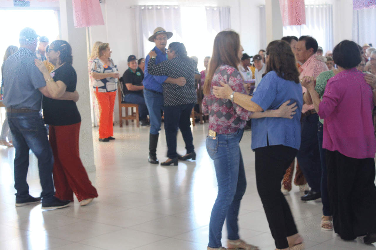 Barracão celebra o Dia do Idoso em tarde animada com a "Matinê da Primavera" 18 crys 8 5