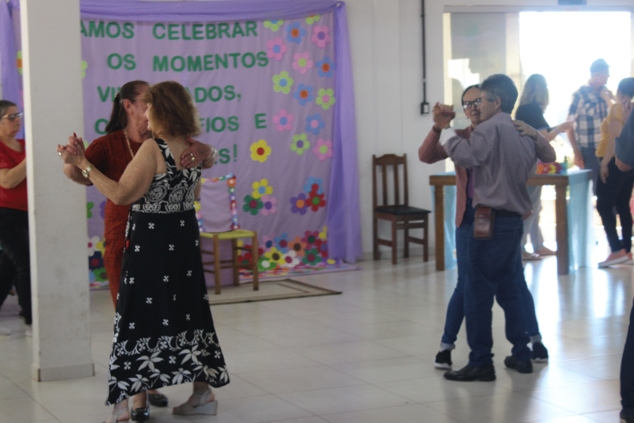 Barracão celebra o Dia do Idoso em tarde animada com a "Matinê da Primavera" 17 crys 9 5
