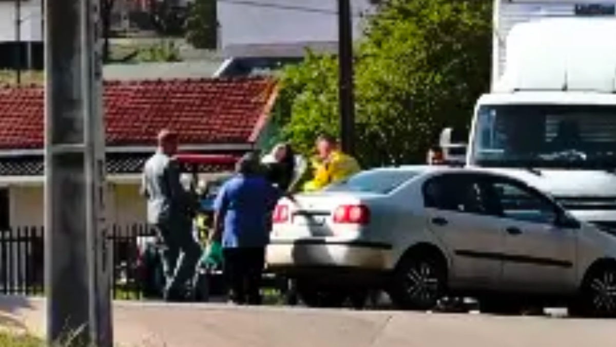 Mulher é socorrida após acidente entre carro e caminhão na BR 163, em Dionísio Cerqueira 3 A mulher conduzia um VW Polo que colidiu com um caminhão. O acidente ocorreu na tarde desta sexta-feira