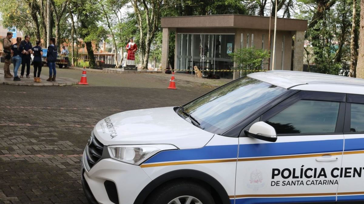 Ao lado do homem, estava uma mulher de 41 anos, que também apresentava ferimentos
