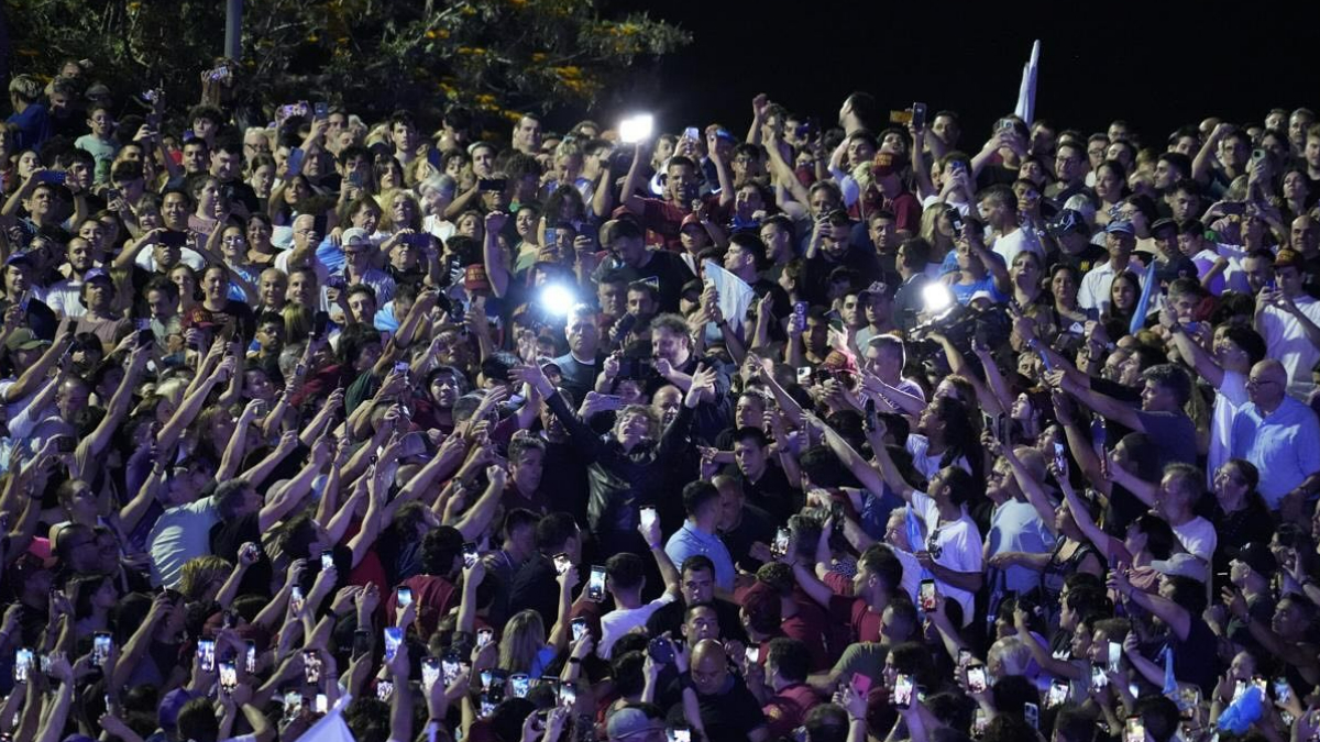Partido de Milei tem 40% dos votos e vence eleições legislativas 3 Com mais de 95% da apuração concluída, o partido do presidente argentino Javier Milei deve levar 64 das 127 cadeiras em disputa na Câmara e 13 das 24 no Senado