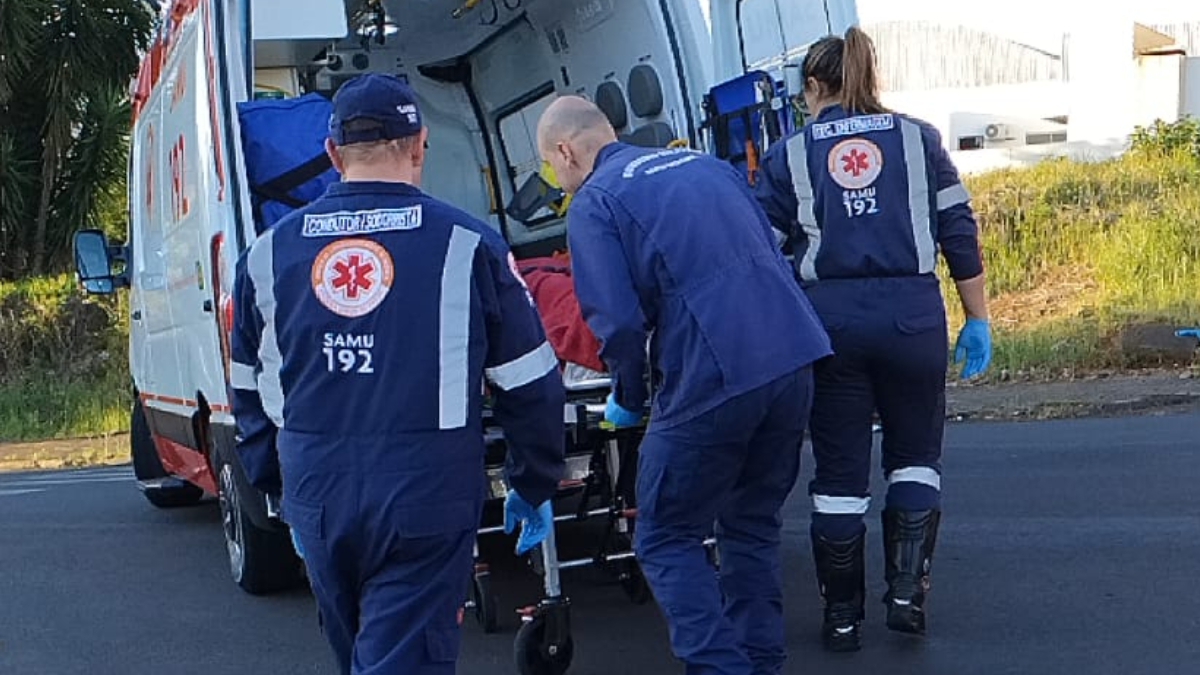 Motociclista fica ferida em acidente no centro de Dionísio Cerqueira 4 Acidente ocorreu no início da noite de quarta-feira. Segundo os bombeiros a motociclista apresentava escoriações e queixava-se de dores no quadril e no tórax