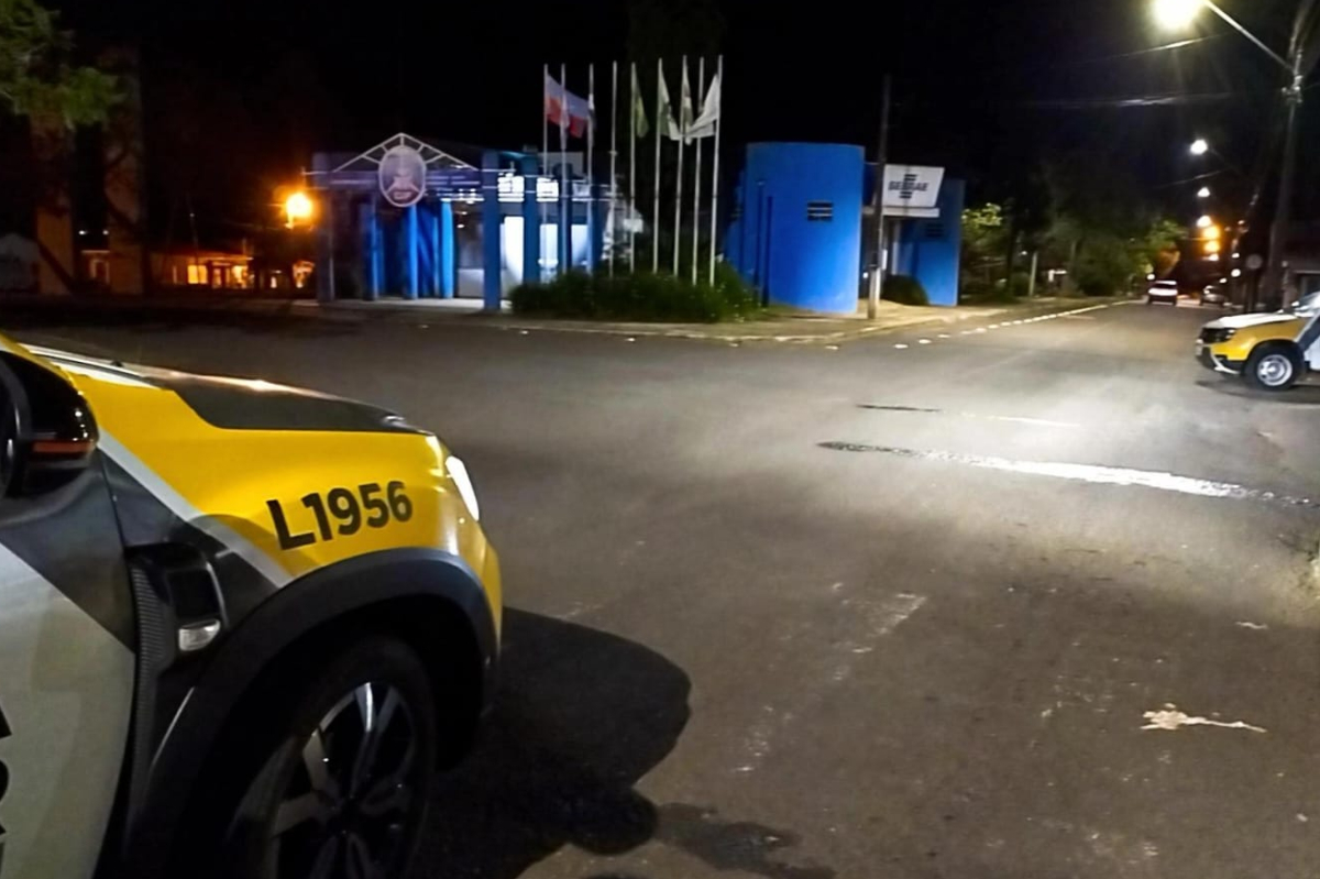 Homem é atingido por disparos de arma de fogo no Bairro Alvorada, em Barracão 3 O homem foi alvejado com um disparo na perna. Após os tiros, o autor fugiu para a Argentina