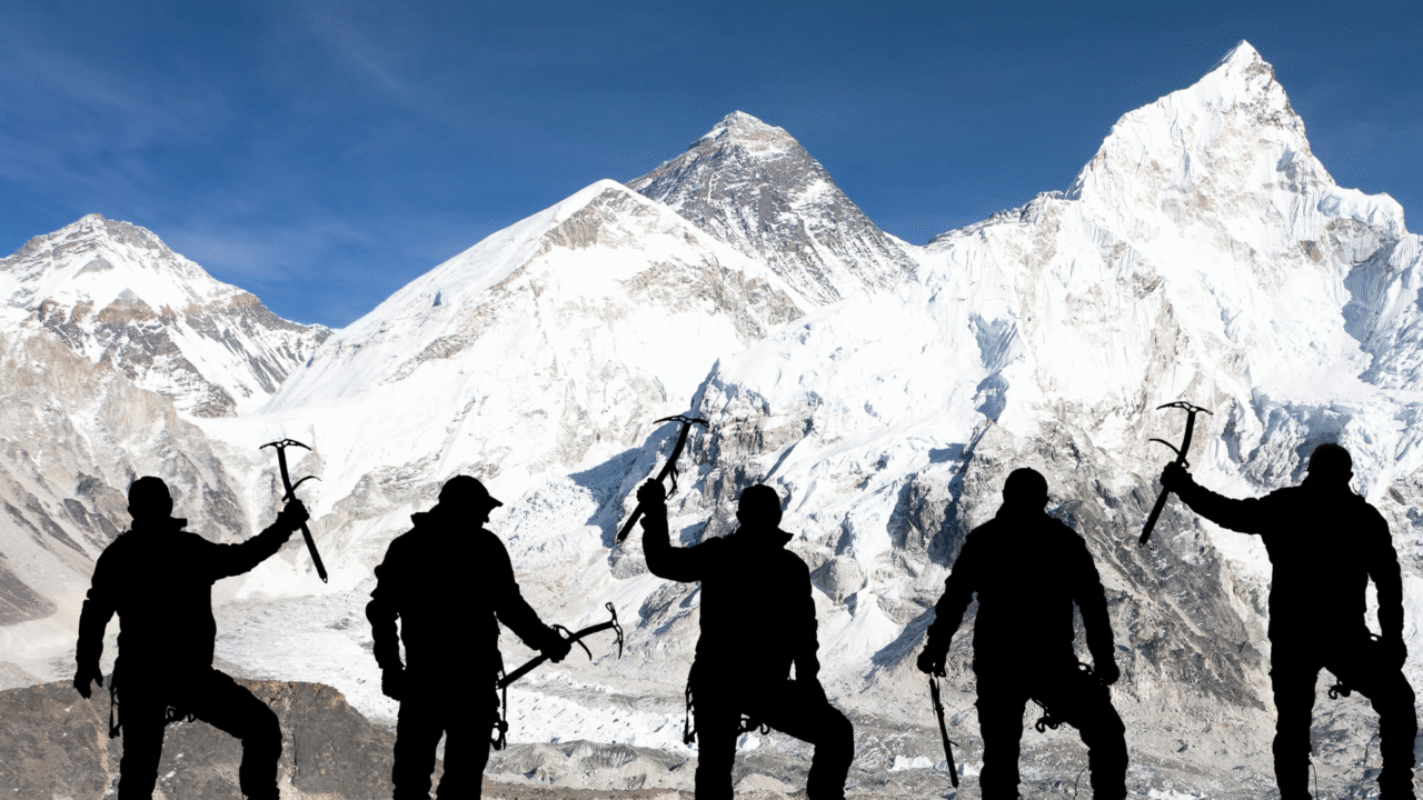 Nevasca no Everest prende quase mil alpinistas; centenas já foram resgatados no Tibete