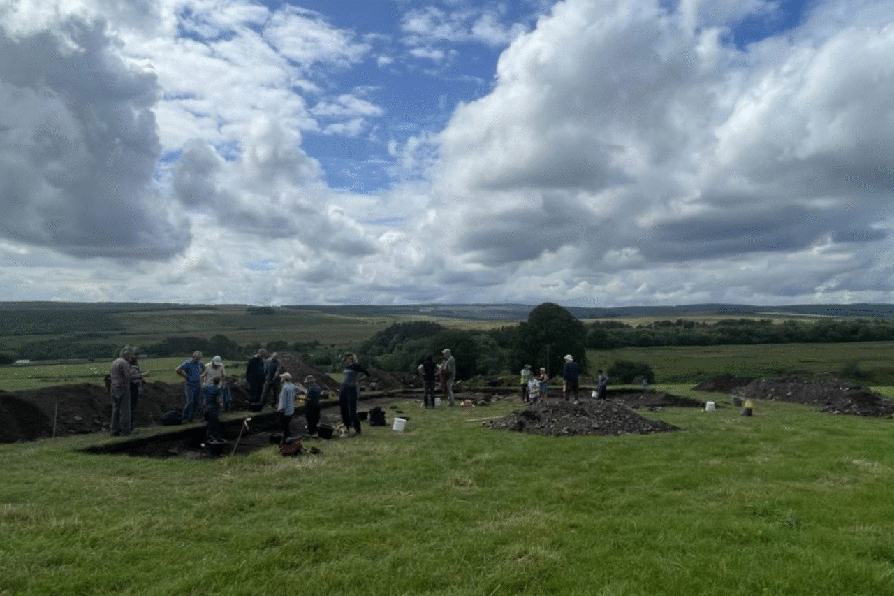 Arqueólogos descobrem joia com cupidos na Inglaterra 37 Arqueólogos descobrem joia com cupidos na Inglaterra