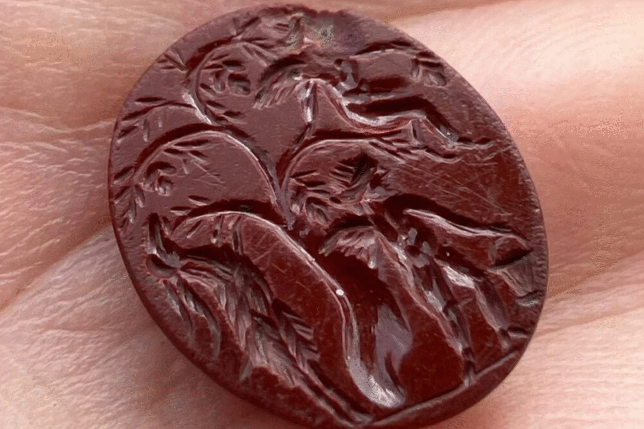 Arqueólogos descobrem joia com cupidos na Inglaterra 3 Arqueólogos descobrem joia com cupidos na Inglaterra