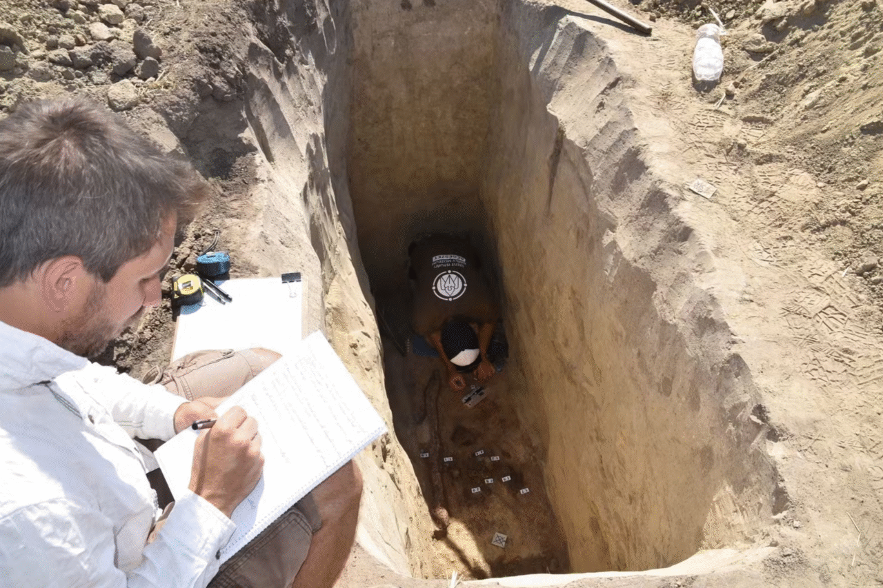 Arqueólogos descobrem tumba de guerreiro ávaro com rara espada de luxo na Hungria 36 Arqueólogos descobrem tumba de guerreiro ávaro com rara espada de luxo na Hungria