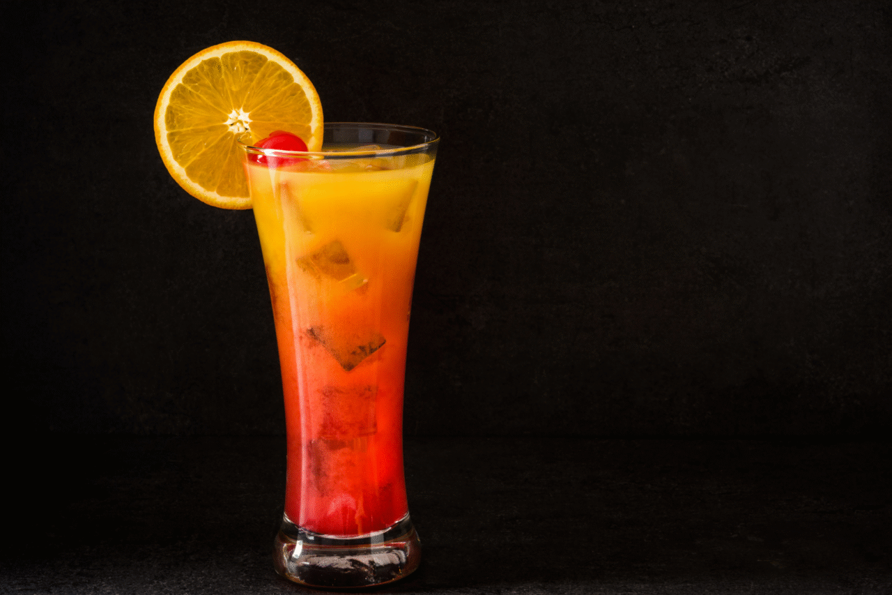 Aprenda como fazer o drink Tequila Sunrise 3 Aprenda como fazer o drink Tequila Sunrise