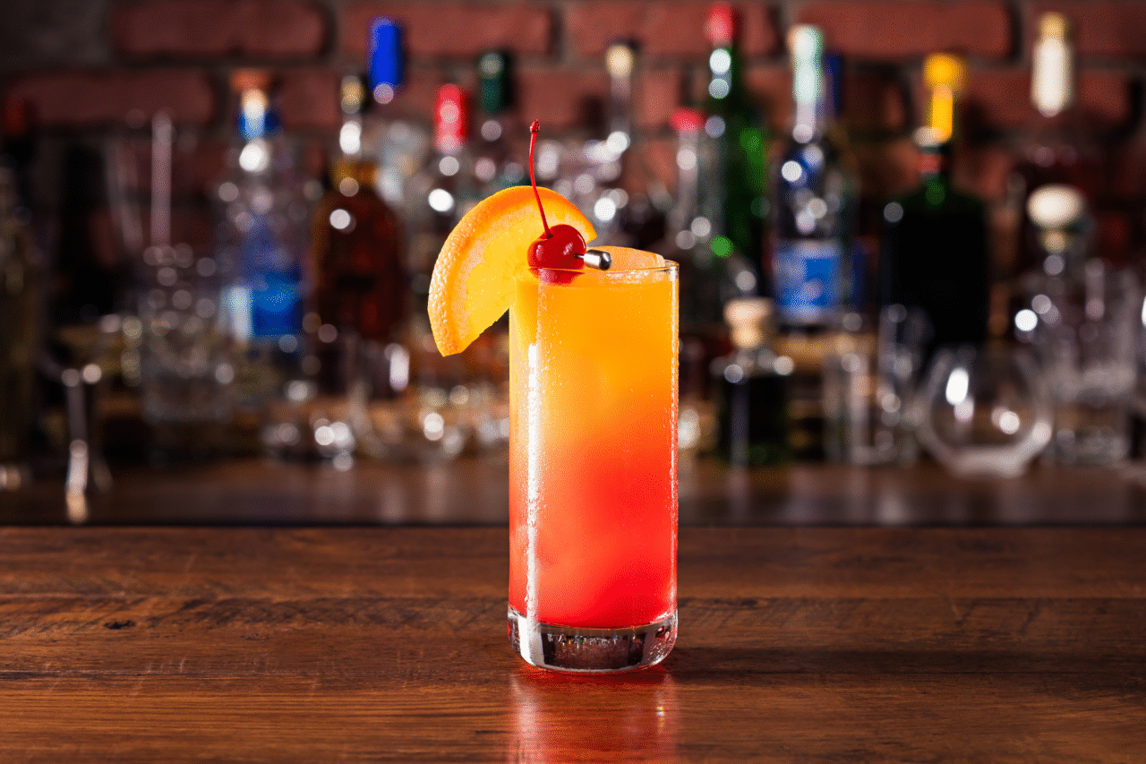 Aprenda como fazer o drink Tequila Sunrise 1 Aprenda como fazer o drink Tequila Sunrise