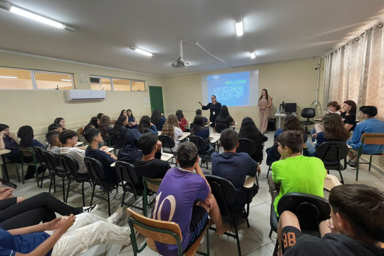 Alunos da Escola Irineu Bornhausen participam de palestra do CREAS