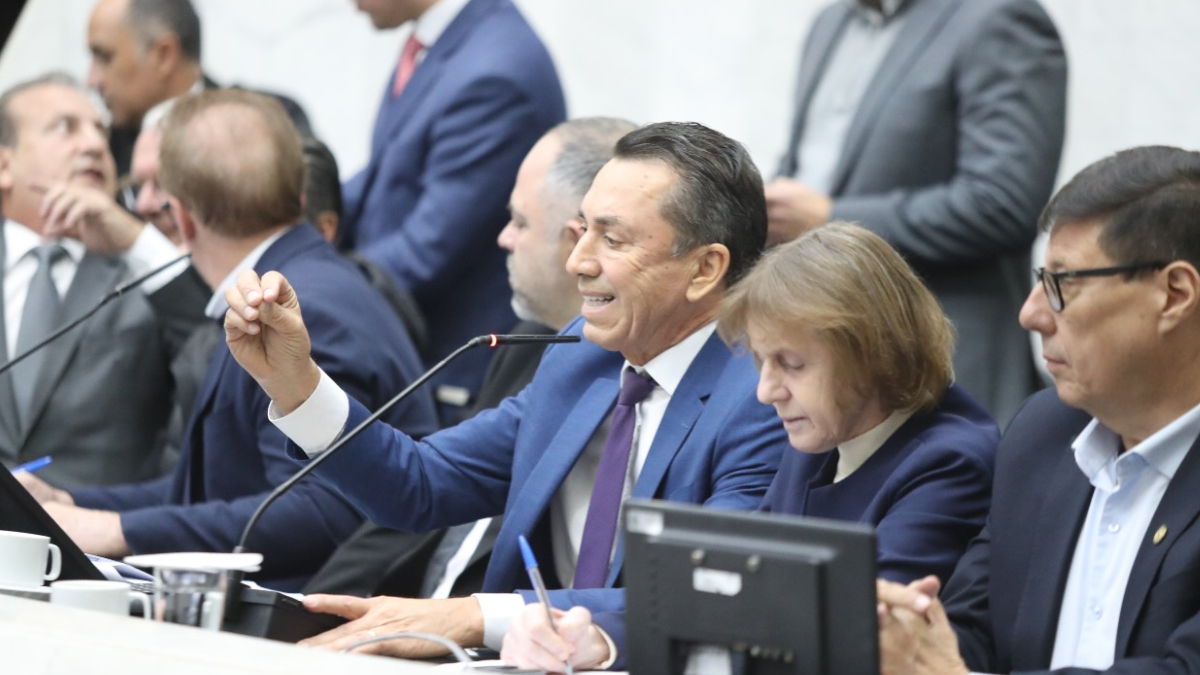 ALEP aprovou em primeiro turno projeto que proíbe reconstituição de leite em pó importado 3 Essa foi uma resposta rápida da ALEP - Assembleia Legislativa do Paraná, buscando dar alívio aos produtores de leite do Estado