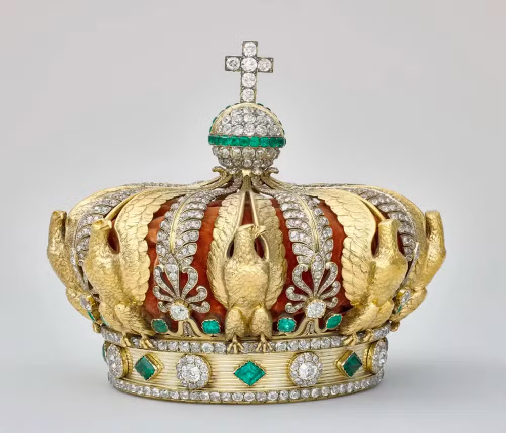 Roubo no Louvre: ladrões levaram 8 joias e deixaram diamante famoso 3 Uma coroa de diamantes e esmeraldas foi achada na rua horas depois. Investigações apontam envolvimento de pelo menos quatro pessoas no roubo
