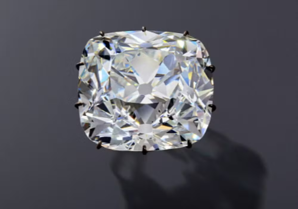 Roubo no Louvre: ladrões levaram 8 joias e deixaram diamante famoso 4 Uma coroa de diamantes e esmeraldas foi achada na rua horas depois. Investigações apontam envolvimento de pelo menos quatro pessoas no roubo
