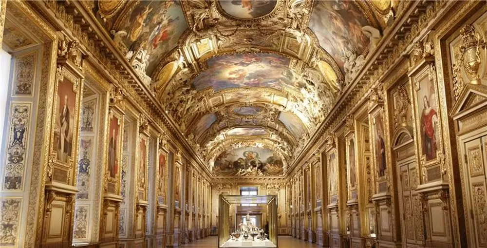 Roubo no Louvre: ladrões levaram 8 joias e deixaram diamante famoso 5 Uma coroa de diamantes e esmeraldas foi achada na rua horas depois. Investigações apontam envolvimento de pelo menos quatro pessoas no roubo