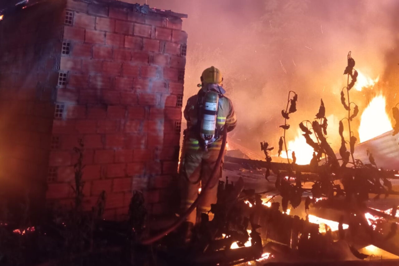 Homem é agredido e tem casa incendiada após convidar andarilho para o local 4 A ocorrência foi registrada na noite de quarta-feira, em São José do Cedro. Aos policiais o homem disse que havia conhecido o andarilho um dia antes e o convidado para ficar em sua