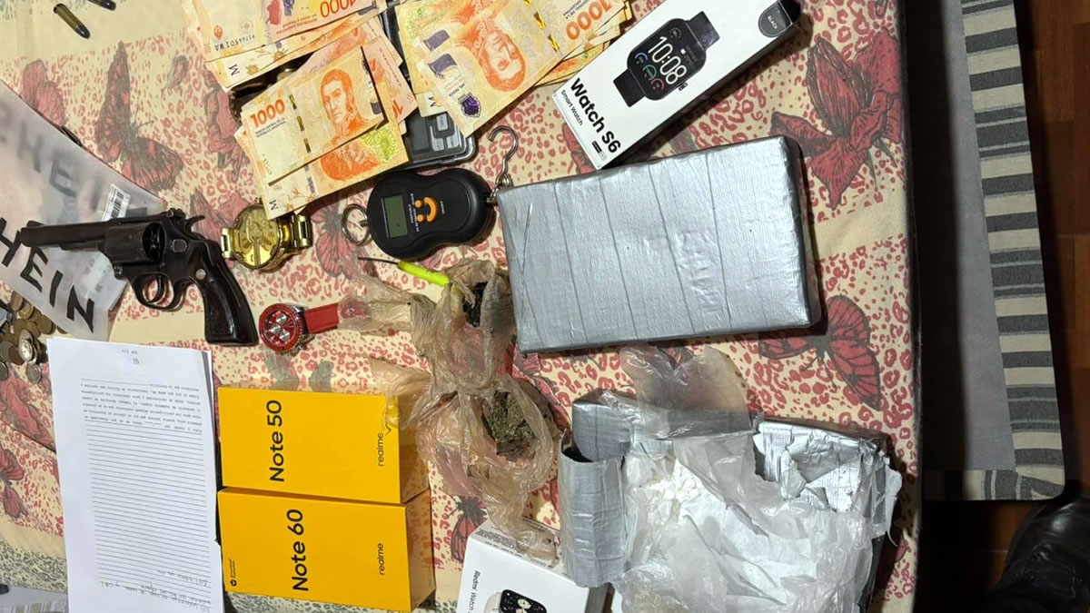 Segundo a polícia no local foram localizados mais de um quilo de cocaína avaliada em $20 milhões de pesos argentinos