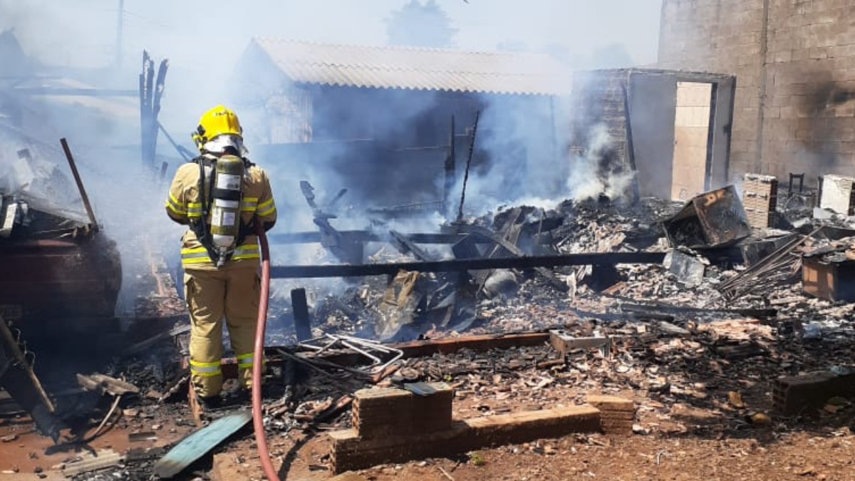 O incêndio foi registrado na manhã deste domingo. A casa da família era de madeira e ficava aos fundos de um terreno