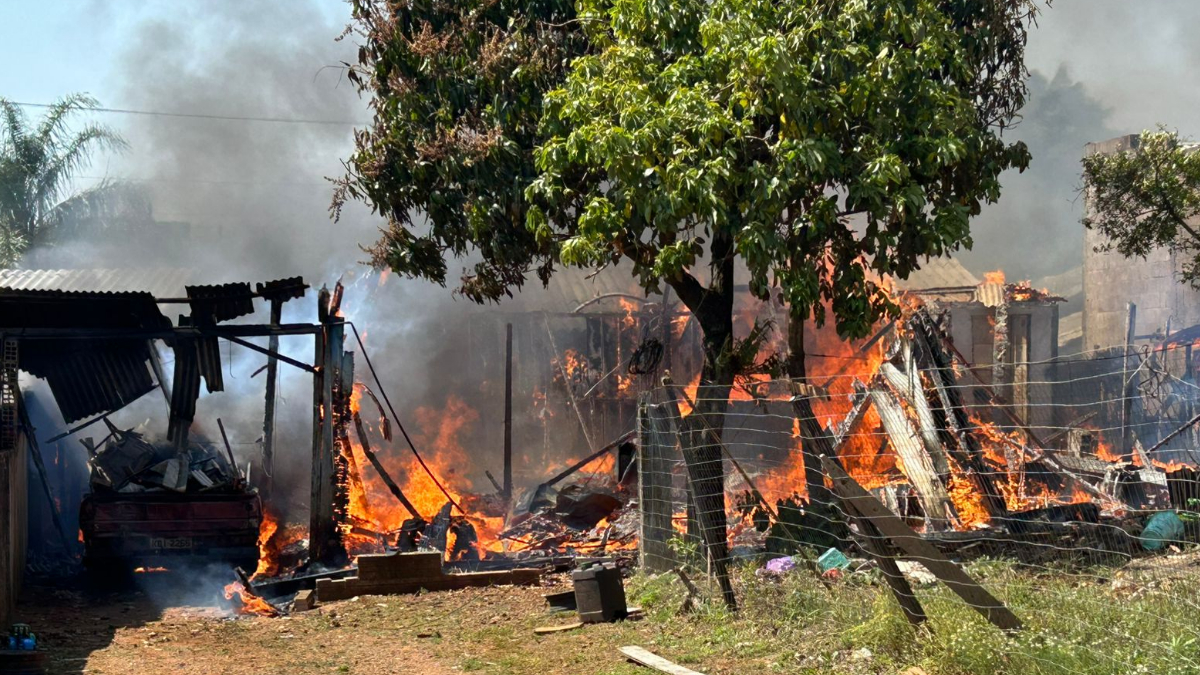 O incêndio foi registrado na manhã deste domingo. A casa da família era de madeira e ficava aos fundos de um terreno