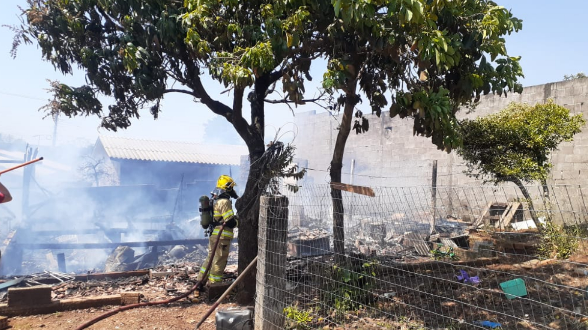 O incêndio foi registrado na manhã deste domingo. A casa da família era de madeira e ficava aos fundos de um terreno