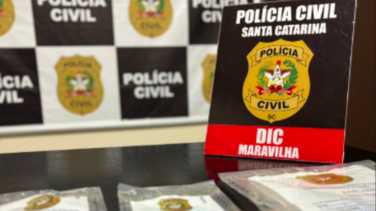 Homem é preso ao retirar pacote com dinheiro falso nos Correios 3 O homem de 21 anos foi flagrado com dez cédulas falsas de R$ 100 escondidas dentro de um livro de palavras cruzadas