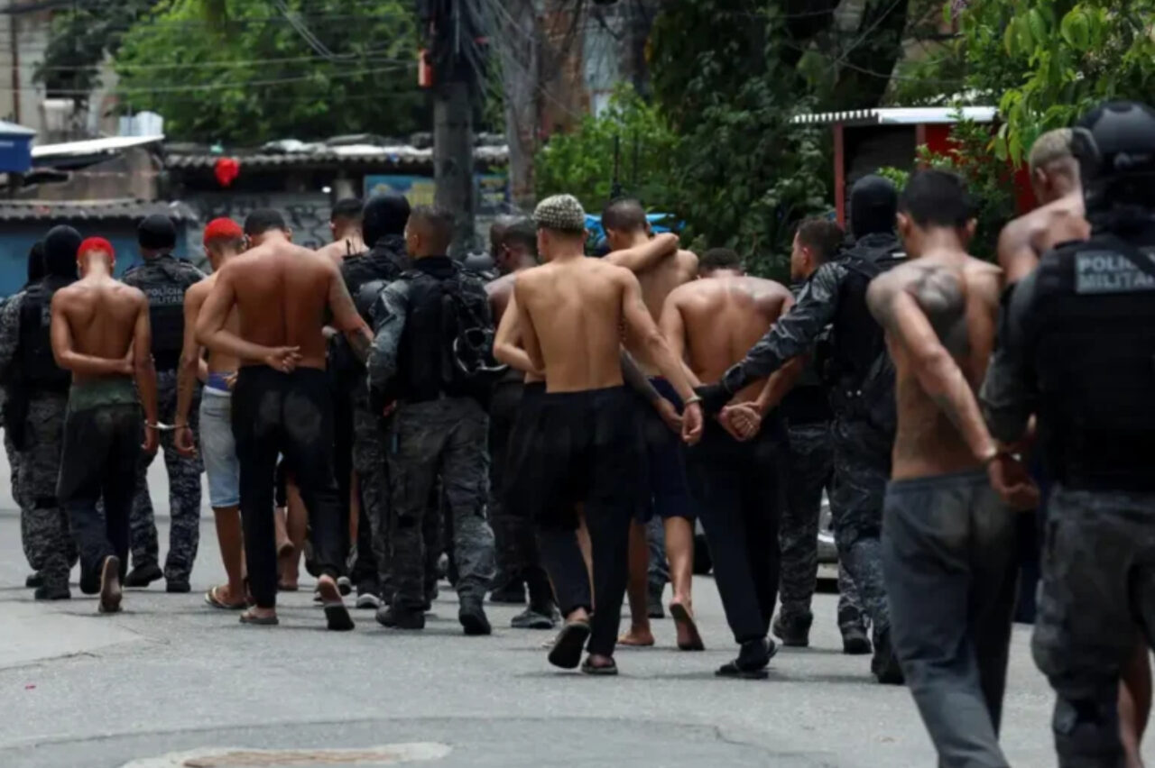 Megaoperação contra o CV tem mais de 60 mortos e mais de 80 presos no RJ 3 Mais de 2 mil policiais foram mobilizados, e criminosos reagiram com tiros, barricadas em chamas e bombas. Mais de 80 foram presos durante a megaoperação