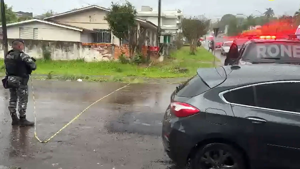 Segundo a polícia, o homem é suspeito de ser integrante de uma facção criminosa. Ele é natural de Maracaju/Mato Grosso e possui várias passagens