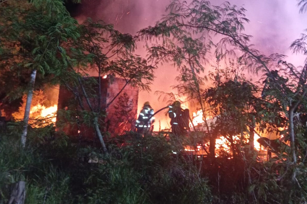 Homem é agredido e tem casa incendiada após convidar andarilho para o local 5 A ocorrência foi registrada na noite de quarta-feira, em São José do Cedro. Aos policiais o homem disse que havia conhecido o andarilho um dia antes e o convidado para ficar em sua