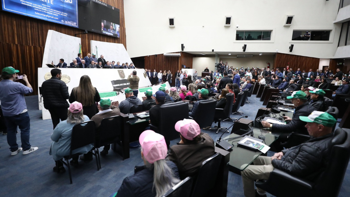 ALEP aprovou em primeiro turno projeto que proíbe reconstituição de leite em pó importado 4 Essa foi uma resposta rápida da ALEP - Assembleia Legislativa do Paraná, buscando dar alívio aos produtores de leite do Estado