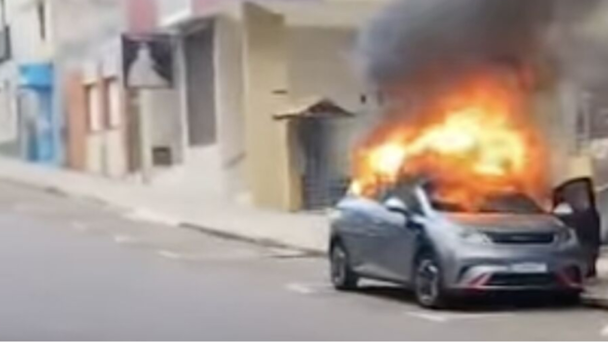 Dono faz ‘gambiarra’ e provoca 1º incêndio do carro elétrico no Brasil 3 Carro elétrico da BYD pega fogo no RS durante recarga improvisada pelo dono; especialistas alertam para riscos de “gambiarra”