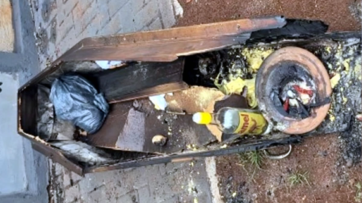 Sepultura é violada, urna queimada e crânio de cadáver é levado em suposto ritual 3 Fato ocorreu em uma sepultura de uma idosa, no cemitério municipal Portal do Céu em Pato Branco
