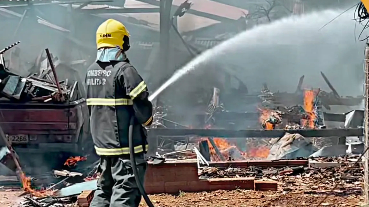 O incêndio foi registrado na manhã deste domingo. A casa da família era de madeira e ficava aos fundos de um terreno