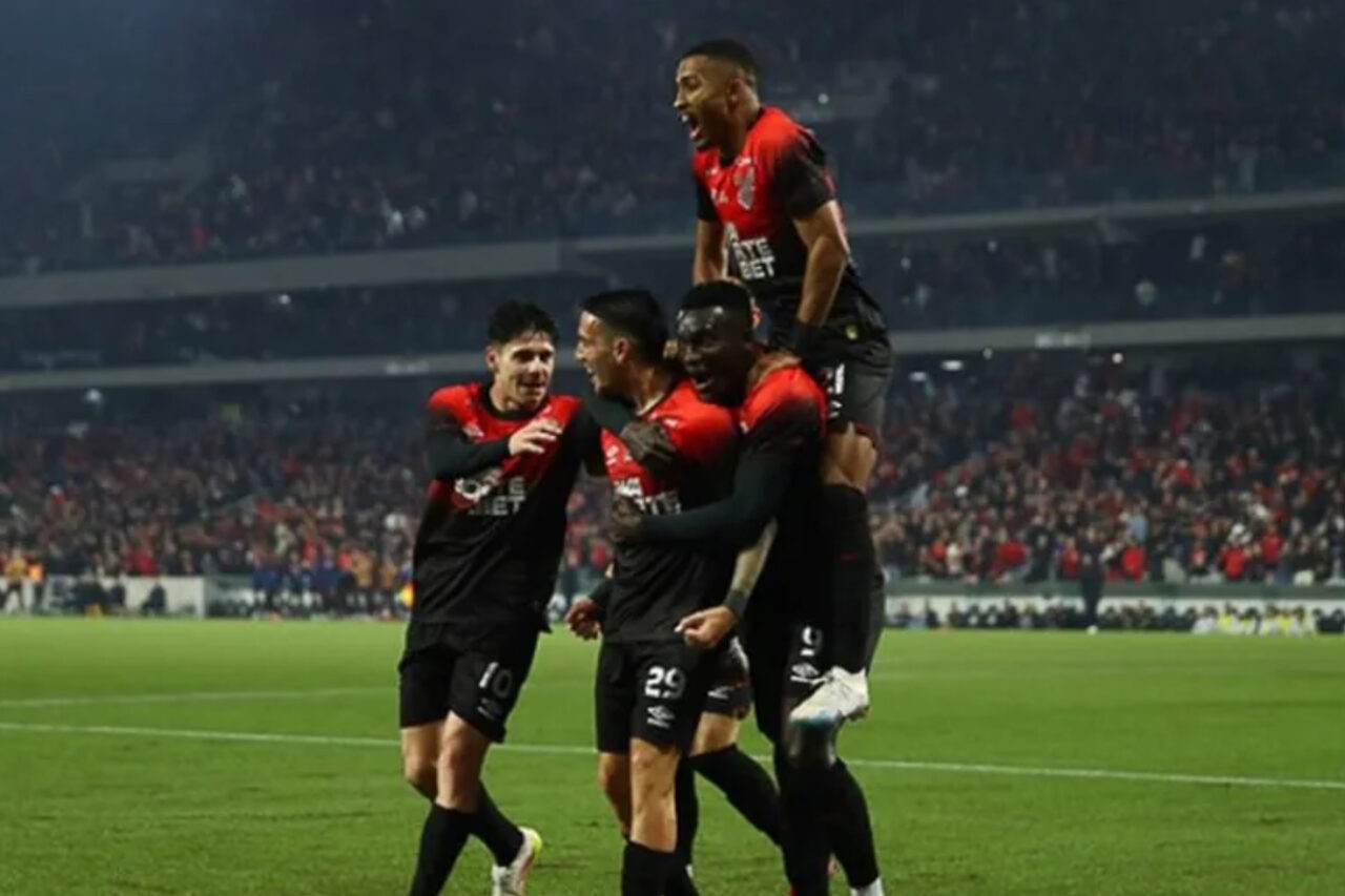 A Chapecoense assegurou a terceira vaga após vencer o Atlético-GO por 1 a 0. O gol da partida foi marcado por Walter Clar, de pênalti, nos acréscimos da primeira etapa