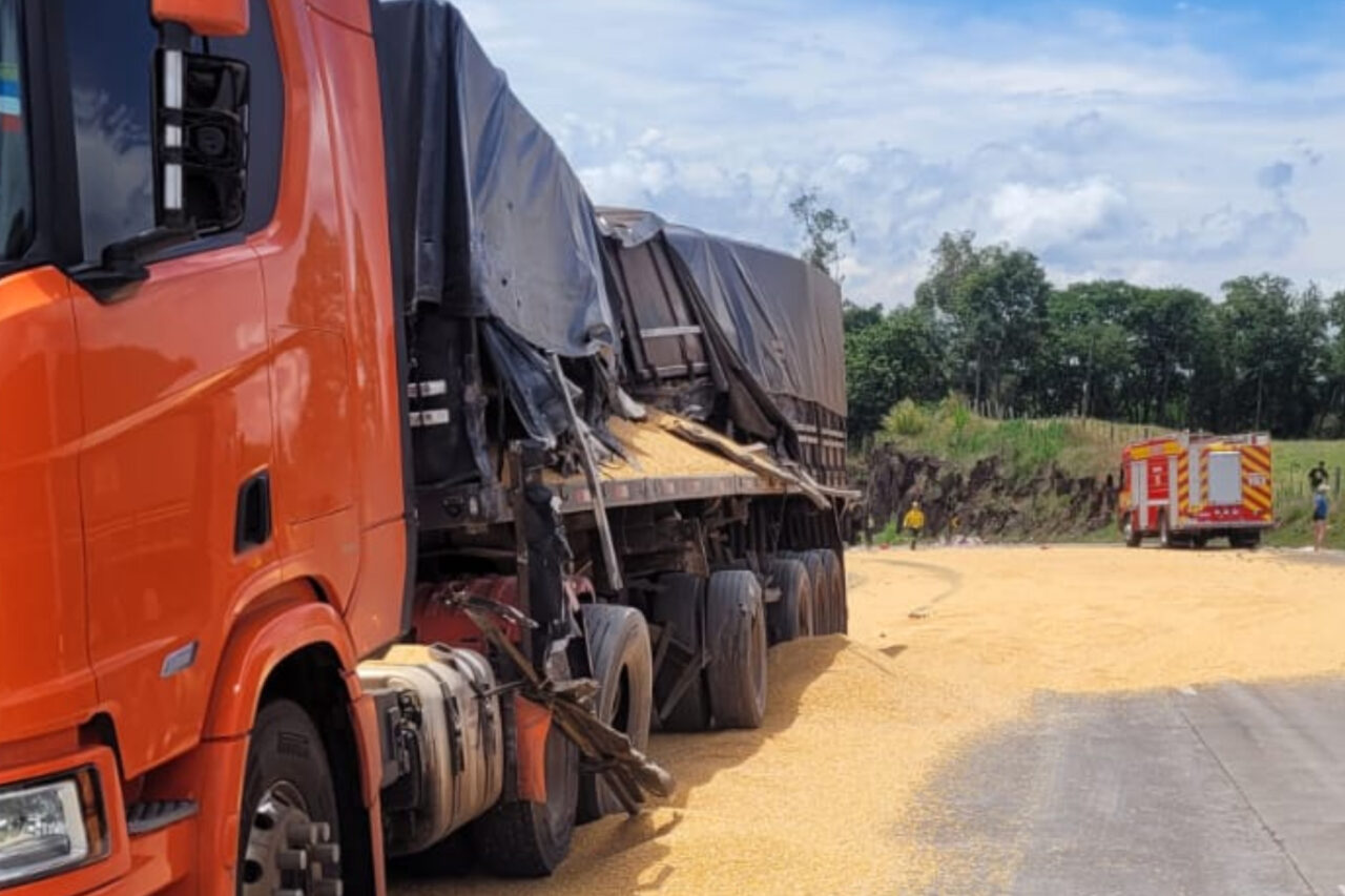 Homens ficam feridos em acidente entre carreta, caminhão e carro na BR 163, em São José do Cedro 3 Um dos homens, de 27 anos, apresentava suspeita de fratura na bacia e hemorragia interna, além de escoriações pelo corpo