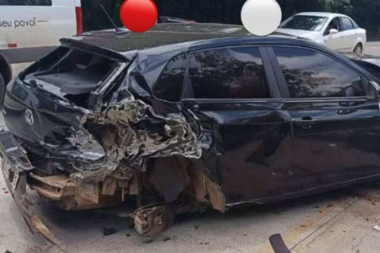 Mulher morre em grave acidente entre dois carros e caminhão na BR 163, em São José do Cedro 3 O acidente ocorreu no início da tarde desta terça-feira. A vítima fatal seria uma mulher que conduzia um GM Corsa