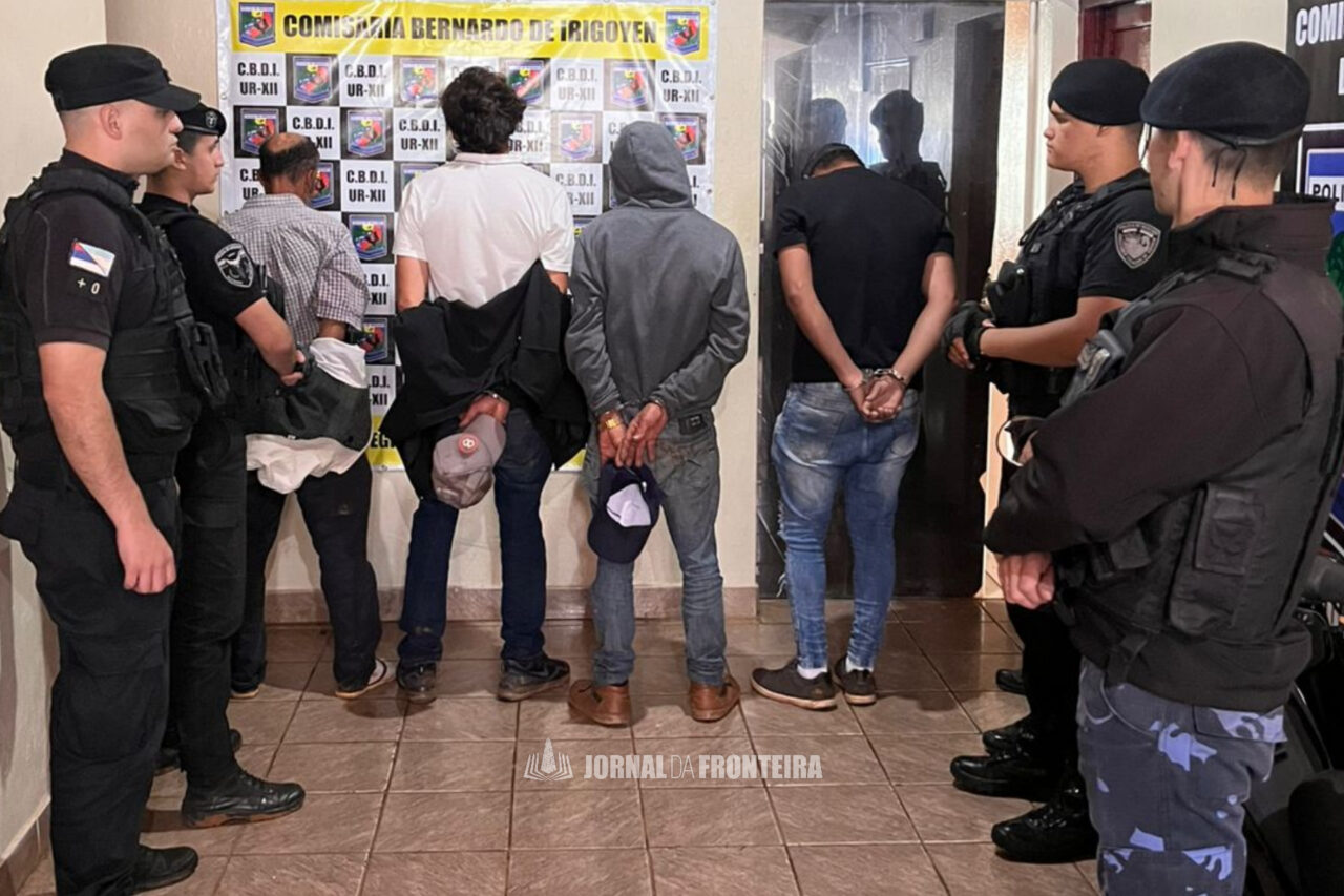 Três brasileiros e um argentino são presos suspeitos de furtar veículos na região de fronteira 1 8