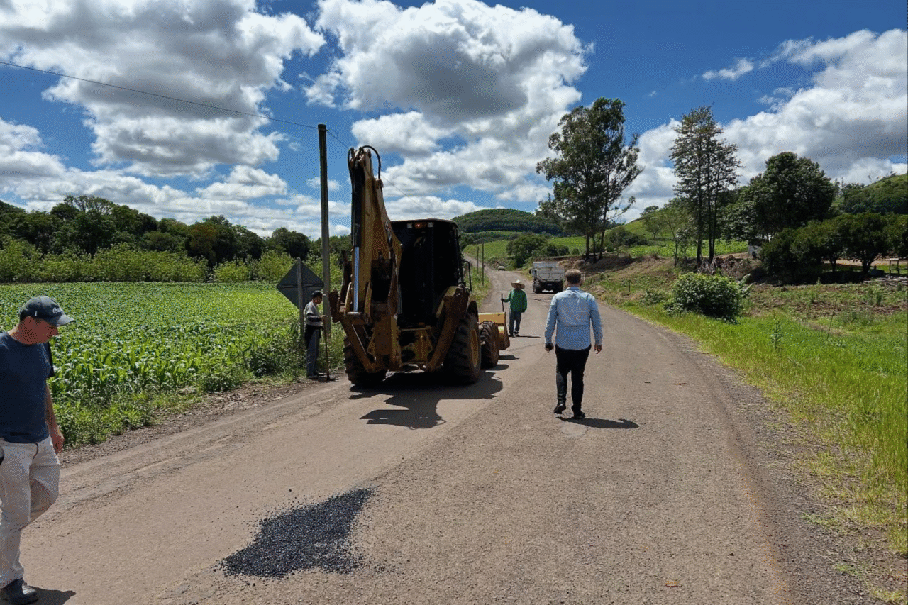 São José do Cedro reforça manutenção viária com operação tapa-buracos 7 Heloisa L 10 2