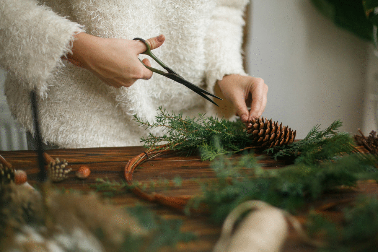 O passo a passo completo para fazer uma guirlanda de Natal: técnicas, materiais e curiosidades sobre o símbolo mais tradicional das festas