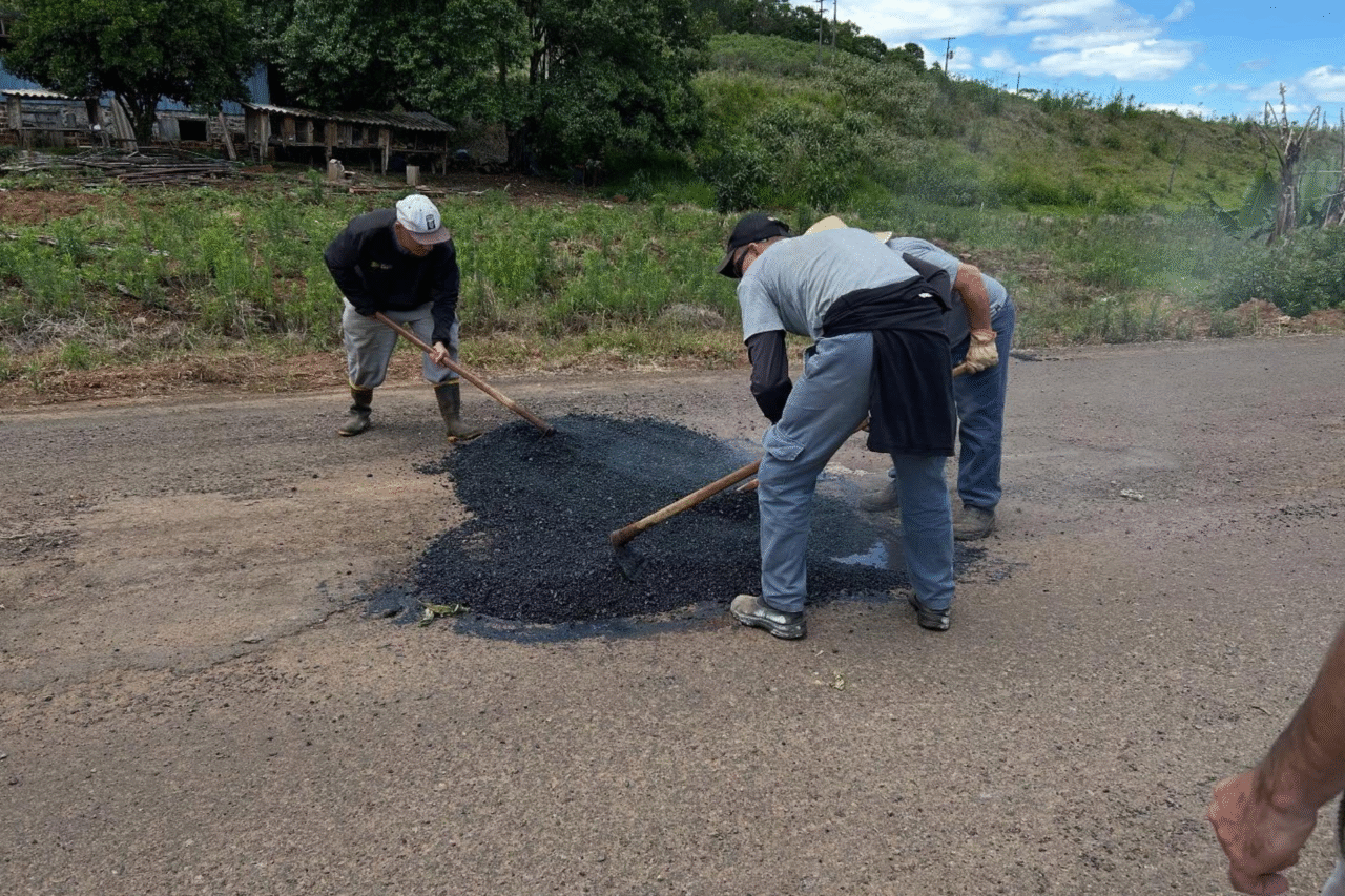 São José do Cedro reforça manutenção viária com operação tapa-buracos 8 Heloisa L 11 2