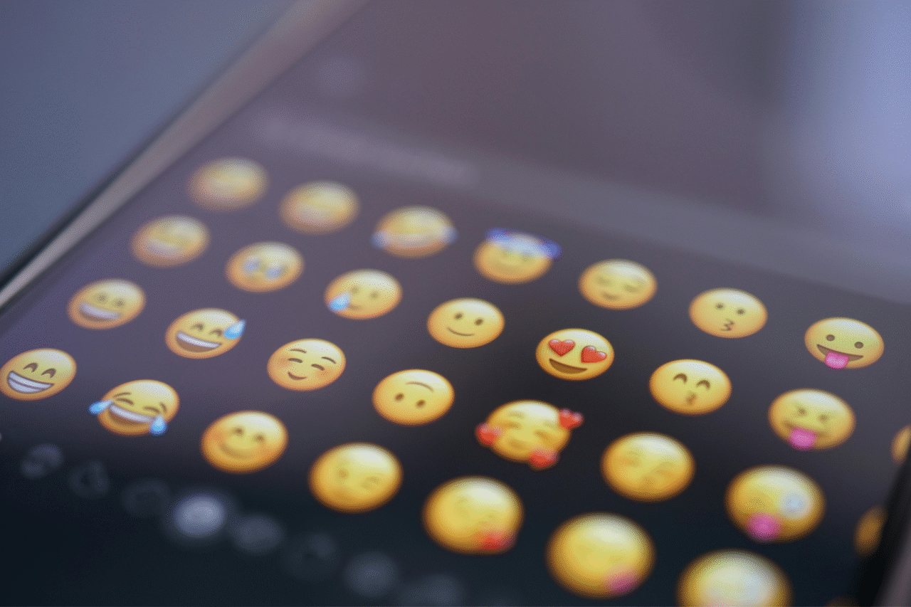 Como os emojis mudaram nossa comunicação para sempre — e o que isso revela sobre nós 23 Heloisa L 13