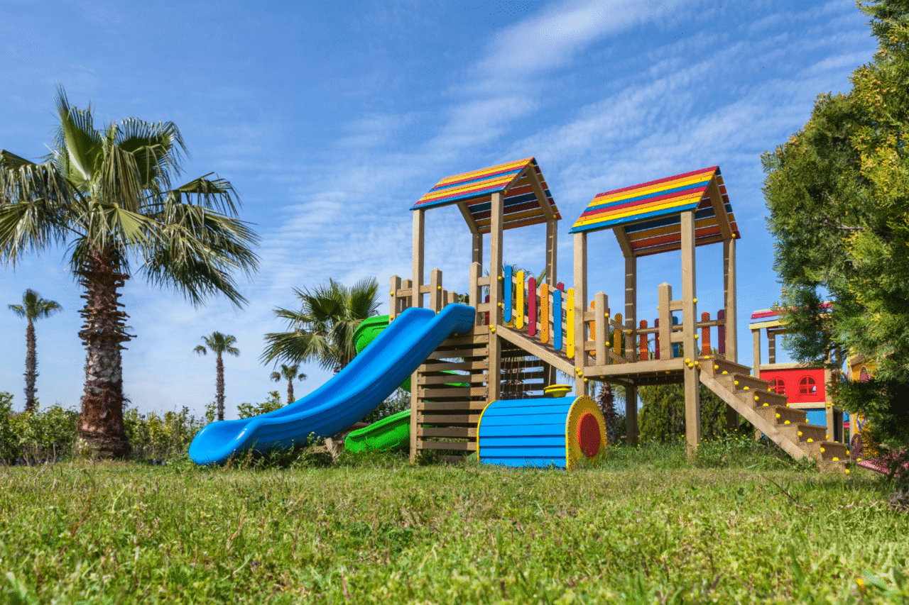 A origem dos parquinhos: como nasceu o espaço de brincar que marcou gerações