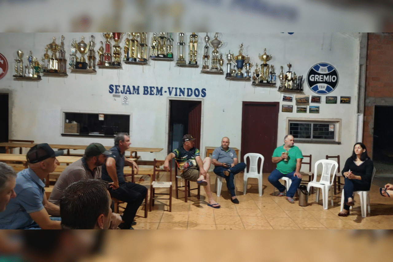 Guarujá do Sul amplia diálogo sobre alargamento das estradas rurais das estradas rurais na Linha Possato 3 Guarujá do Sul amplia diálogo sobre alargamento das estradas rurais das estradas rurais na Linha Possato