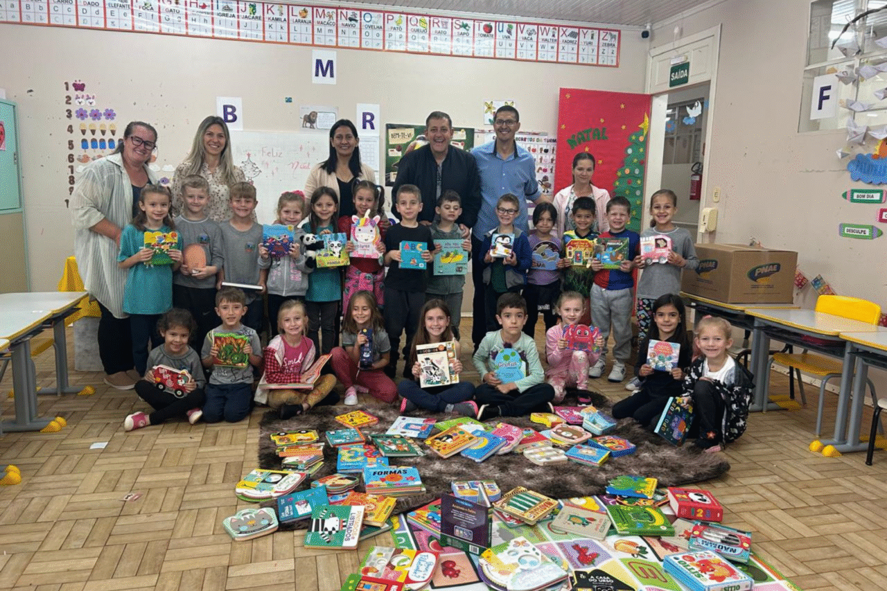Educação amplia acesso à leitura com entrega de livros infantis e novas bibliotecas escolares 3 Heloisa L 36 4
