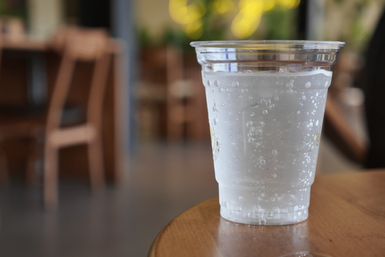 Como é feita a água com gás? O processo surpreendente por trás da bebida mais efervescente do mundo