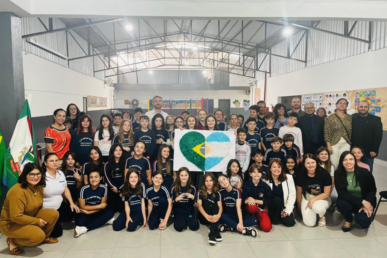 Representantes do MEC visitam município e avaliam retorno das escolas Bilíngues