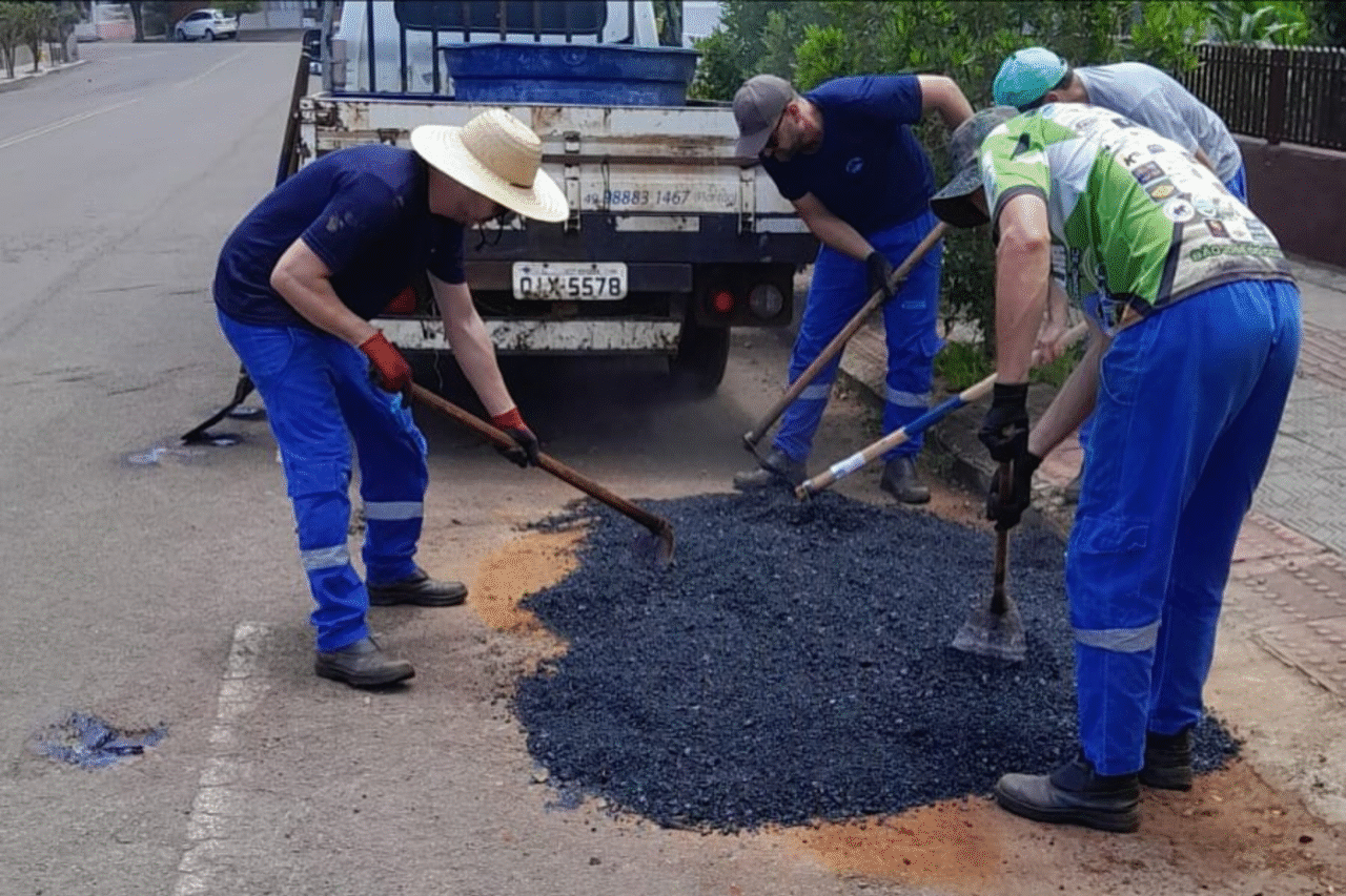 São José do Cedro reforça manutenção viária com operação tapa-buracos 3 Heloisa L 6 2