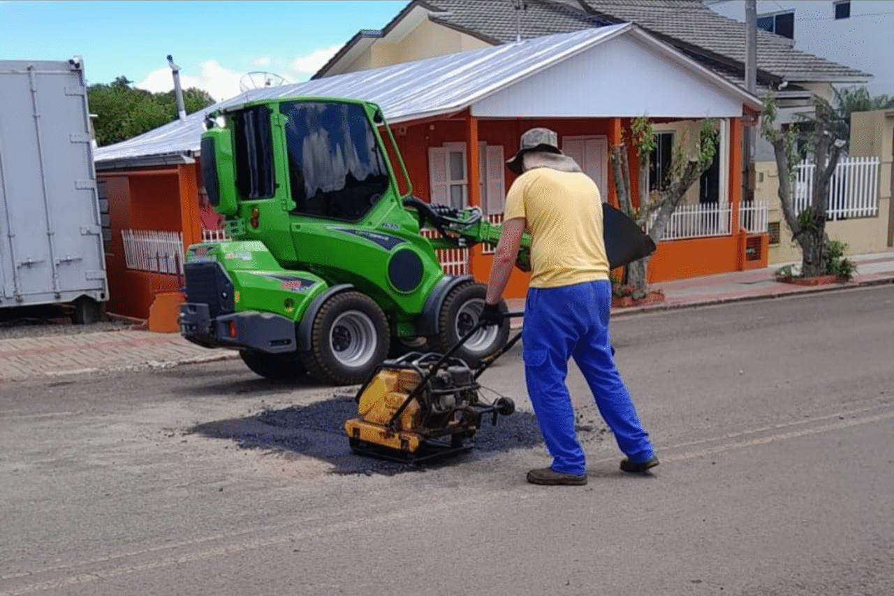 São José do Cedro reforça manutenção viária com operação tapa-buracos 4 Heloisa L 7 2
