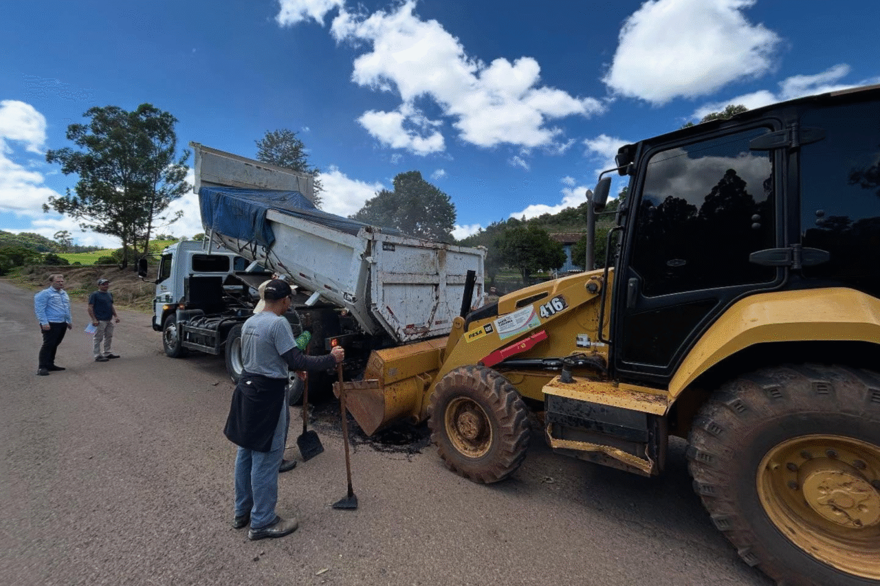 São José do Cedro reforça manutenção viária com operação tapa-buracos 5 São José do Cedro reforça manutenção viária com operação tapa-buracos